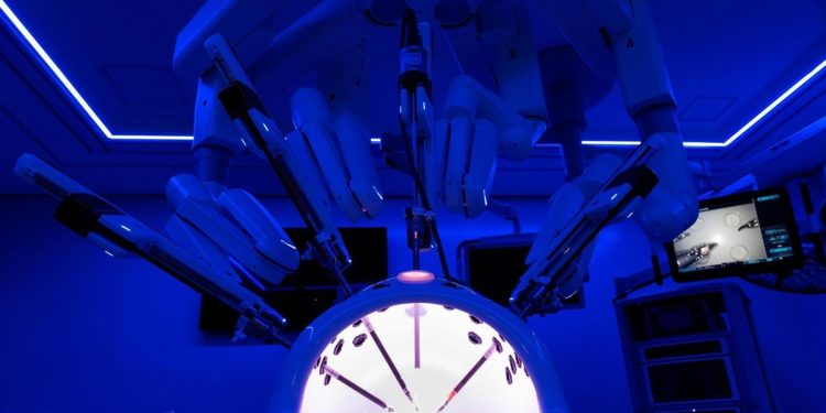 Pela primeira vez no DF, médicos fazem cirurgia cardíaca usando robô