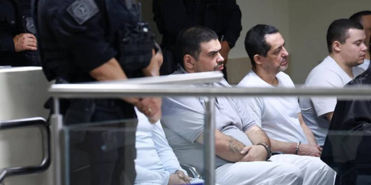 Crianças foram queimadas vivas, diz policial durante júri de chacina