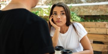 Ficar preso em conversa “chata” pode ter benefício inesperado. Entenda