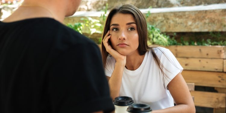 Ficar preso em conversa “chata” pode ter benefício inesperado. Entenda