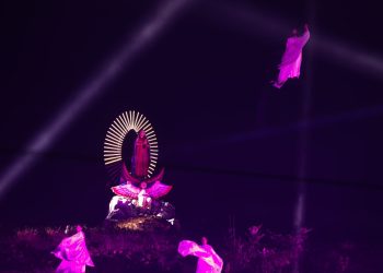 Ressurreição de Cristo emociona fiéis e é ápice da Via-Sacra no Morro da Capelinha. Veja vídeo