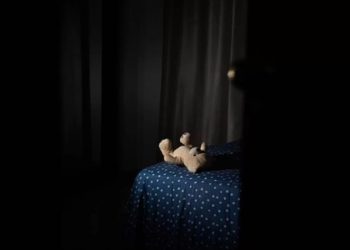 Mãe espanca a própria filha, grava as cenas e manda para o companheiro