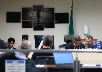 “Estar na presença deles é muito pesado”, diz irmã de vítima em julgamento de chacina no DF