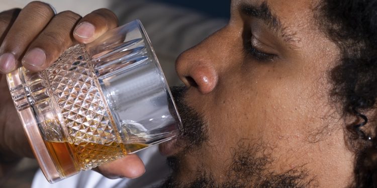 Pequenas doses de álcool podem alterar funções cerebrais, diz estudo