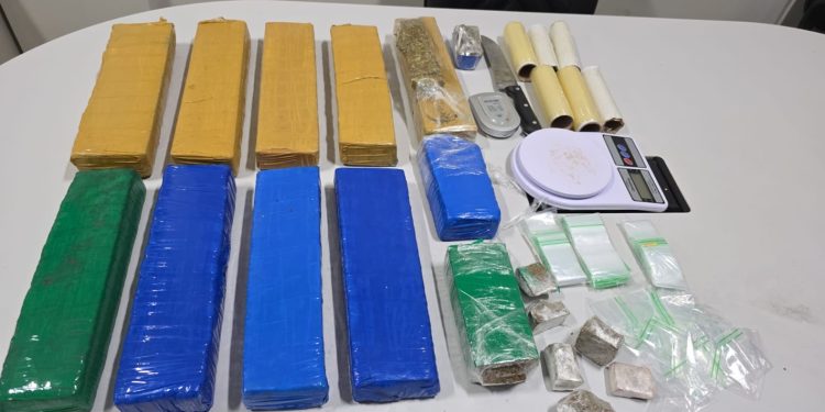 Homem que vendia drogas próximo a escola é preso no Entorno. Veja vídeo