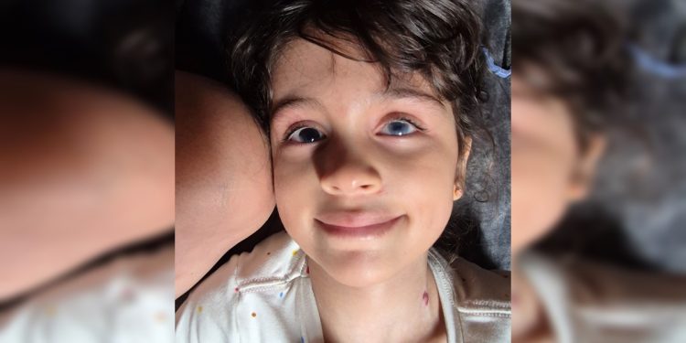 “Coração tranquilo”, diz mãe após arrecadação para cirurgia da filha