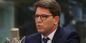 Mulher de Mario Frias atualiza estado de saúde de deputado na UTI