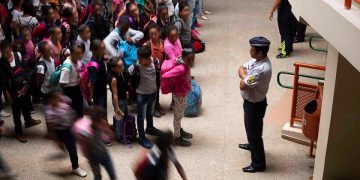 Aluna de escola militarizada se arma com faca após bullying no TikTok