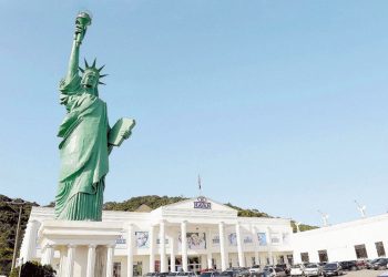 MP aciona a Justiça contra estátua da Havan: “Poluição visual”