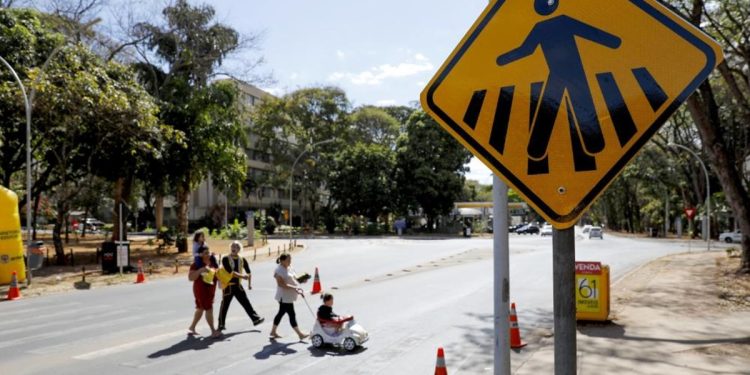 DF celebra a marca de 29 anos de respeito à faixa de pedestre