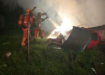 Incêndio consome carcaças de veículos em ferro velho no DF