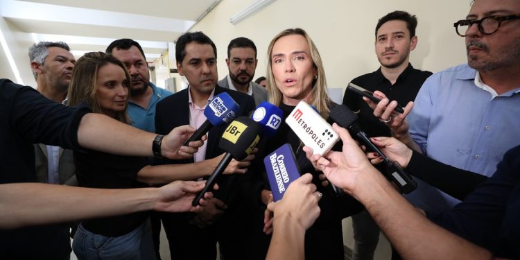 Após falha no pagamento de servidores, Celina promete folha digital