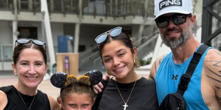 Adolescente norte-americana de 13 anos descobre câncer de mama raro