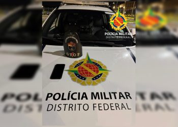 Carro furtado é recuperado e dupla é detida com celular na Asa Norte. Veja vídeo