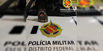 Carro furtado é recuperado e dupla é detida com celular na Asa Norte. Veja vídeo