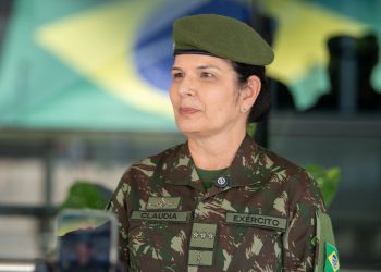 Primeira mulher general do Exército Brasileiro toma posse em Brasília