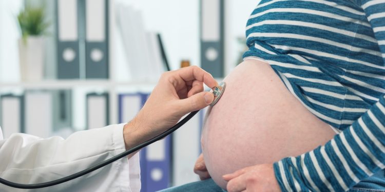 É possível ter gêmeos de pais diferentes? Entenda gravidez incomum