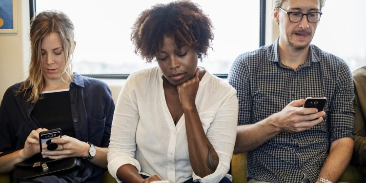 Por que acreditamos em fake news? Entenda o ciclo da desinformação