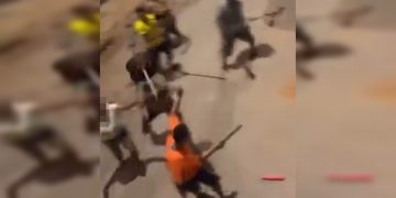 Espancado com churrasqueira escapou da morte graças a fiéis de igreja. Veja vídeo