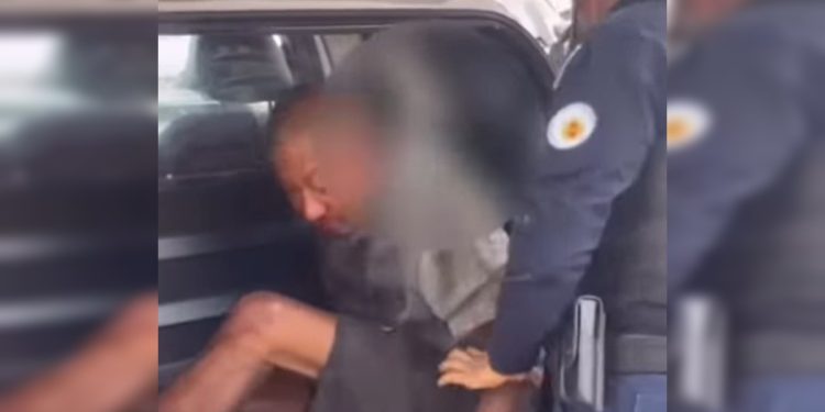 Homem com faca é agredido após agarrar e alisar o corpo de adolescente no DF. Veja vídeo