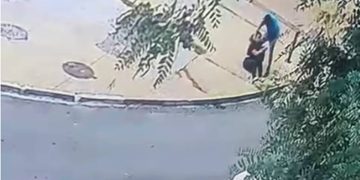 Homem agride e atropela mulher em área movimentada do DF. Veja vídeo