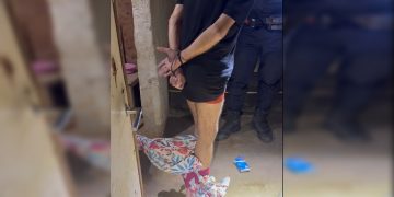 Homem passa a noite amarrado dentro de casa após roubo de moto. Veja vídeo