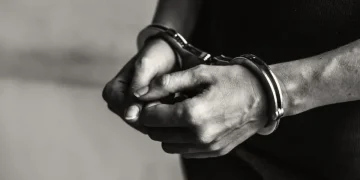 Mulher acusada de matar marido é absolvida e solta após quase 2 anos