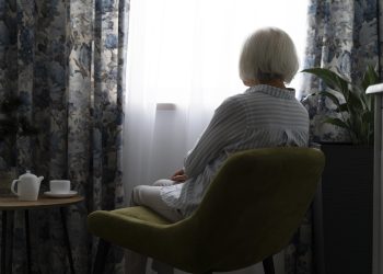 Solidão eleva risco clínico e reduz a sobrevida de idosos com câncer