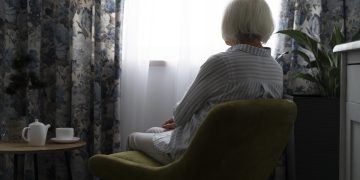 Solidão eleva risco clínico e reduz a sobrevida de idosos com câncer