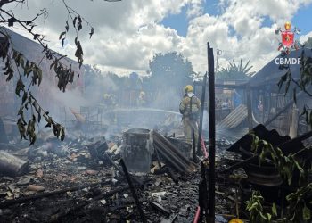 Incêndio deixa casa totalmente destruída em acampamento no DF. Veja vídeo