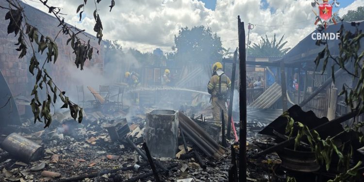 Incêndio deixa casa totalmente destruída em acampamento no DF. Veja vídeo