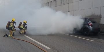 Veículo em chamas interdita faixas em viaduto do Aeroporto JK. Veja vídeo