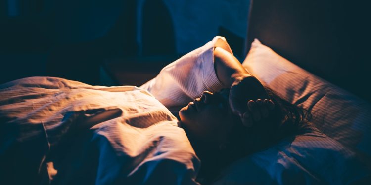 Cabeça ligada: psiquiatras explicam por que a ansiedade piora à noite