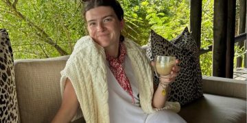 Jovem ignora “pele seca no seio” e descobre câncer meses depois