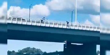 Jovens pulam da Ponte JK no Lago Paranoá e são abordados pelo CBMDF. Veja vídeo