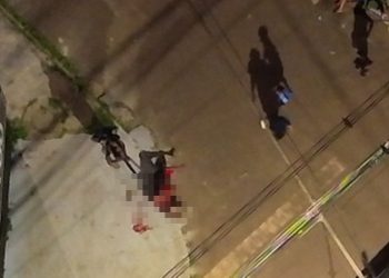 Homem é linchado por moradores após mostrar o pênis para crianças. Veja vídeo