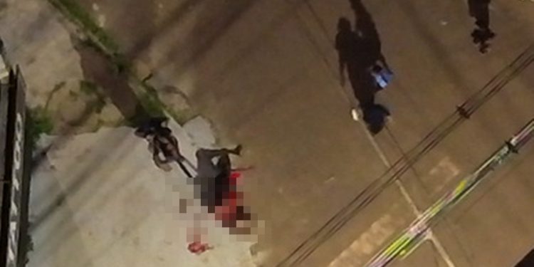 Homem é linchado por moradores após mostrar o pênis para crianças. Veja vídeo