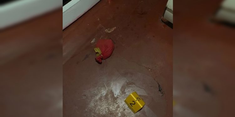 Bebedeira e sangue: homem tenta matar amigo com foice após discussão