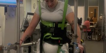 Jovem fica paralisada após ter AVC medular confundido com dor nas costas