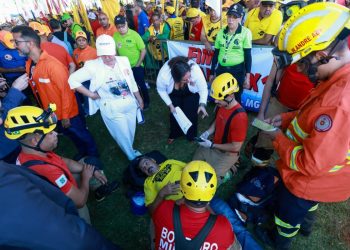 Homem passa mal e desmaia em manifestação na Esplanada dos Ministérios. Veja vídeo