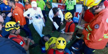 Homem passa mal e desmaia em manifestação na Esplanada dos Ministérios. Veja vídeo