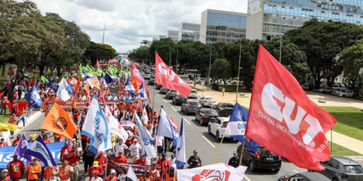 Professores do DF são convocados para paralisação nesta quarta