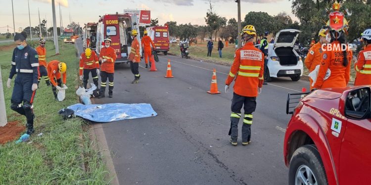 Motociclista morre ao ser arremessado contra poste após colisão com carro