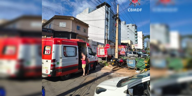 Homem é hospitalizado com traumatismo após bater moto em contêiner