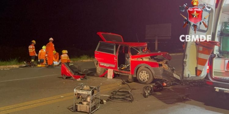 Motorista morre em acidente entre Uno e Hilux no Paranoá. Veja vídeo
