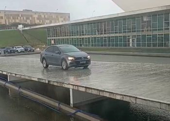 Câmara abre apuração após motorista subir rampa para deixar passageiro. Veja vídeo