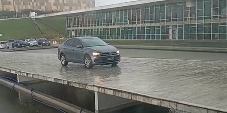 Motorista de app sobe rampa da Câmara com carro para deixar passageiro. Veja vídeo