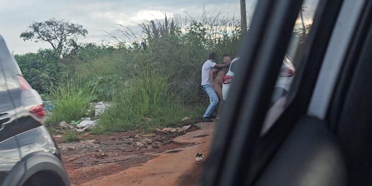 “Devoradora de machos” ganha concorrência, com sexo frenético entre homens