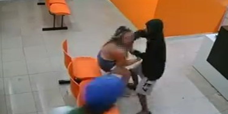 Ladrões invadem clínica no DF, mulher reage a assalto e impede roubo. Veja vídeo