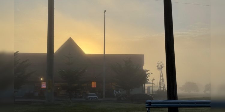 Brasília amanhece com céu tomado por neblina; veja imagens